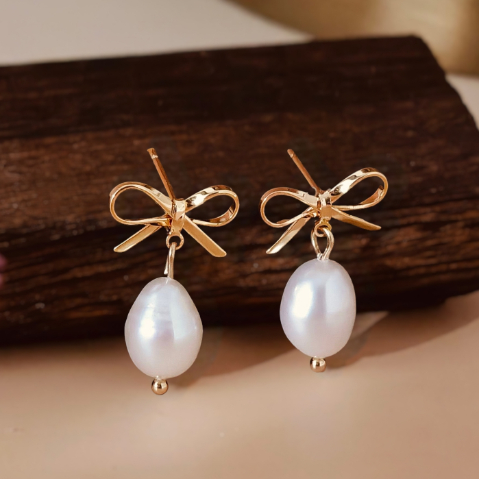 Vachana - Bow Pearls Stud Earrings (ไข่มุกแท้)