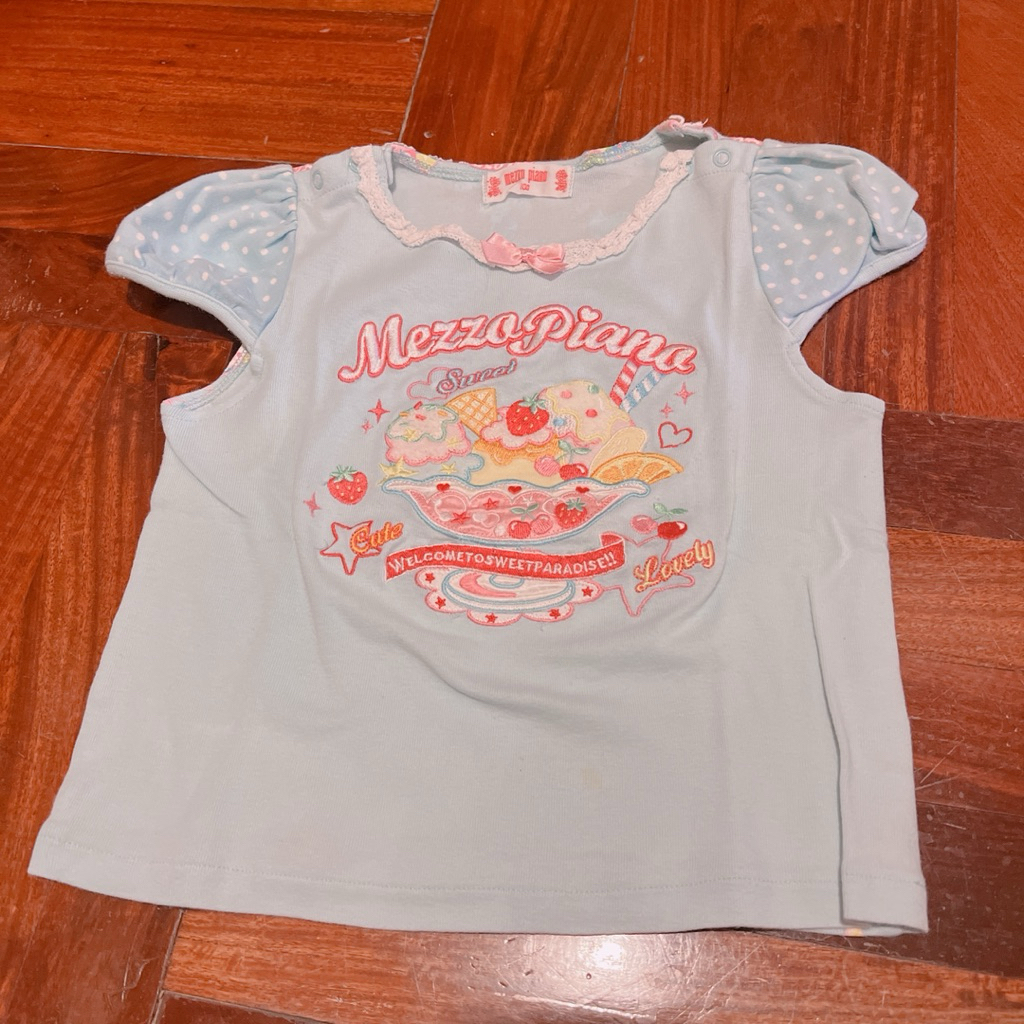 Mezzo piano เสื้อยืดลายสตอเบอรี่ สีฟ้าอ่อน