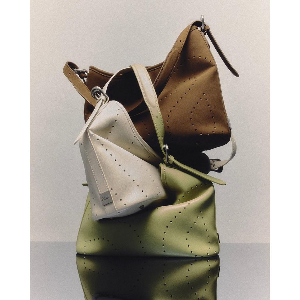 พร้อมส่ง คอลใหม่ส่งฟรี กทม.มีส่งด่วน(สแกนSpayหน้าร้านได้)(ใช้โค้ดส่วนลดร้านโค้ดคุ้ม,แฟชั่น 20%-30%) Rally Loop Bag แท้