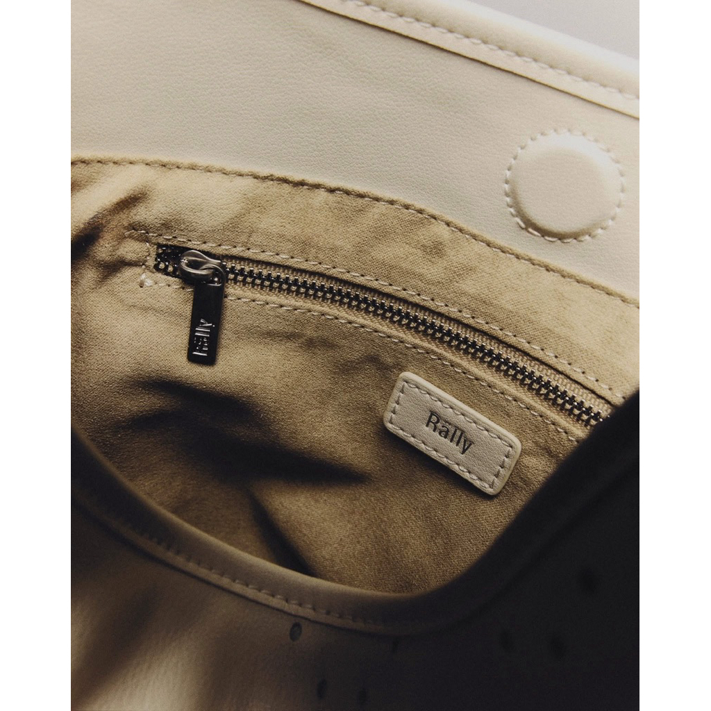 [คอลใหม่3สีล่าสุด]ใช้โค้ดลด 20-30% Rally Loop Bag กระเป๋าทรง Hobo ตัดเย็บจากหนังที่ให้สัมผัส Soft & Slouchy - รูปที่ 6