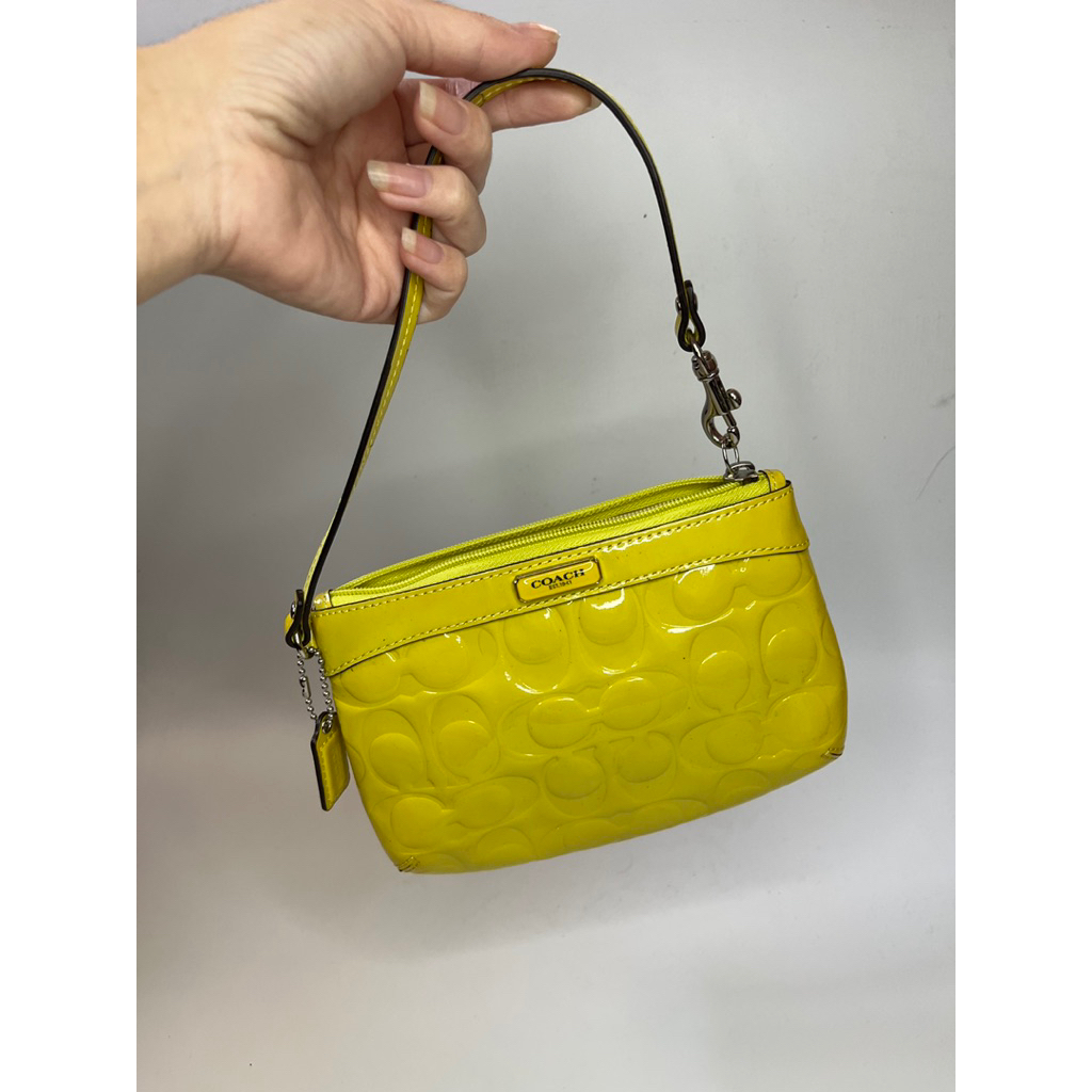 กระเป๋าคล้องมือ coach มือสองของแท้