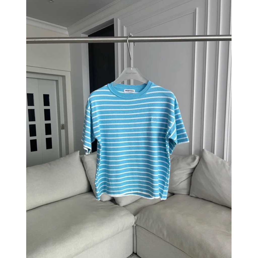 PROMTHONG BKK : เสื้อยืดไหมพรมคอกลมทรงบ๊อกซี่ สีฟ้า