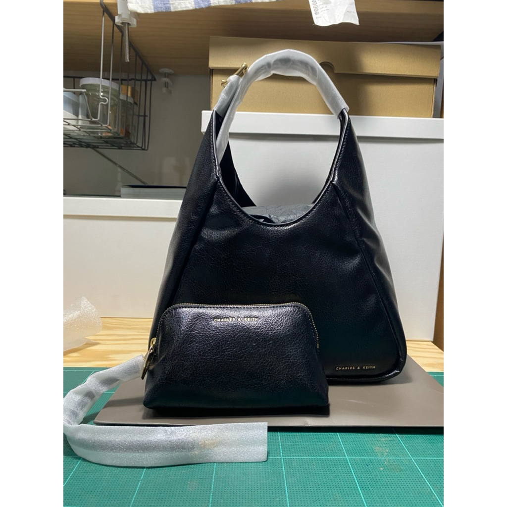 [กระเป๋ามือสอง] charles and keith buzz hobo bag