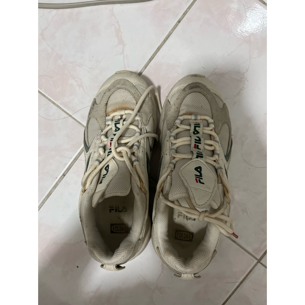 รองเท้าผ้าใบfiraมือสอง