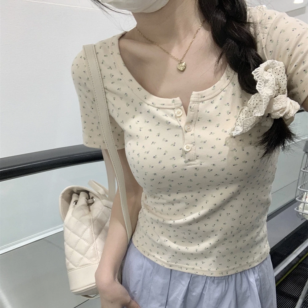 เสื้อหญิงคอ U ลายดอกไม้เล็ก ทรง BM ตัวสั้น ใส่แล้วผอม พร้อมส่ง thumbnail 7