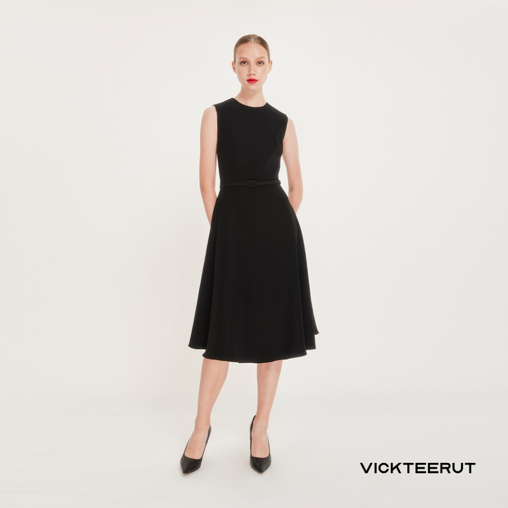 VICKTEERUT Re-Edition Sleeveless Flared Dress with Belt Detail เดรสแขนกุด กระโปรงบาน ตกแต่งเข็มขัด