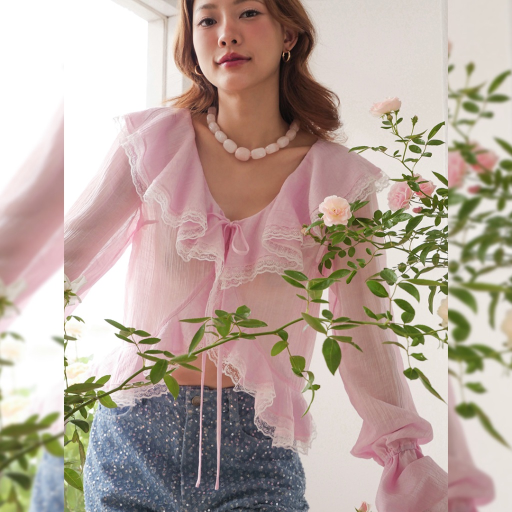 LUCA STUDIO_Rena Blouse - เสื้อผ้าชีฟองยับหย่น สีชมพูอ่อน ดีไซน์คอวี ตกแต่งระบายบริเวณช่วงอก แต่งโบว์กลางอก