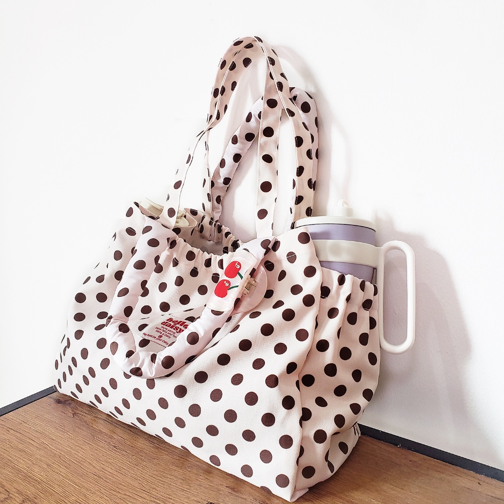 [พร้อมส่ง] Hello Daisy- Pumpkin bag - XL พื้นสีครีมลายจุดน้ำตาล มีช่องข้างใส่ขวดน้ำ ปากกระเป๋ารูดย่นยางยืด