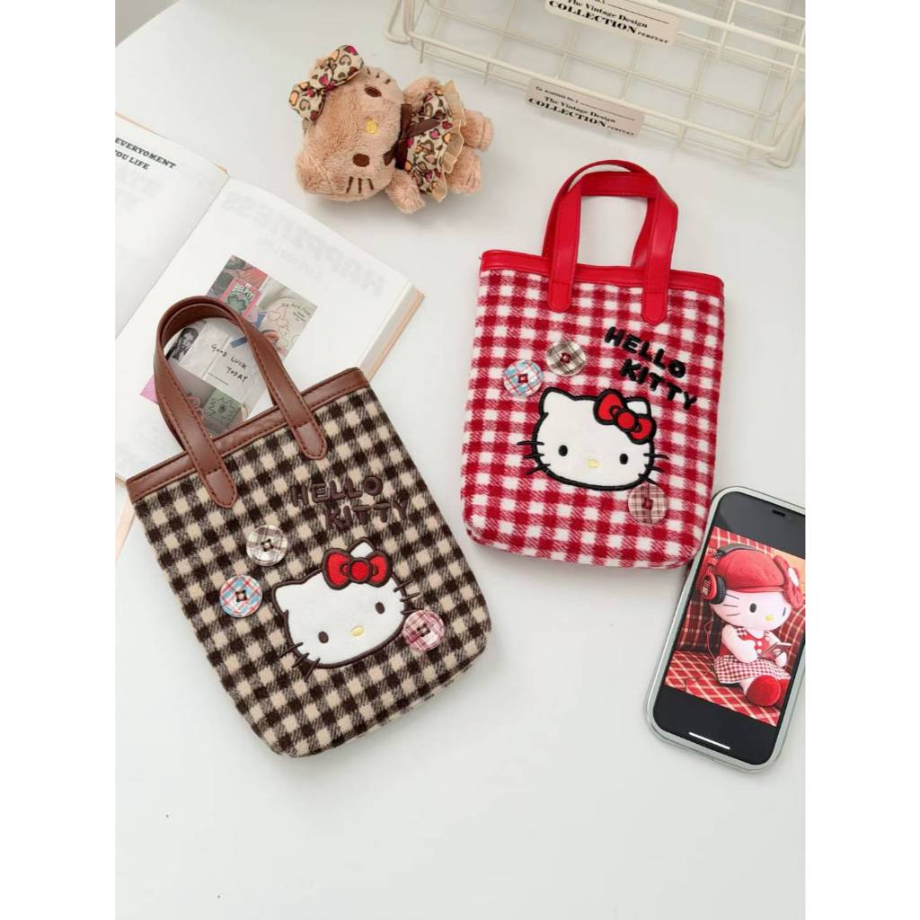 กระเป๋า Hello Kitty มาใหม่ ทรงสะพายข้าง ใส่โทรศัพท์ได้ทุกรุ่น มีหูหิ้วสายสะพายเป็นหนังพียู ถอดสายได้