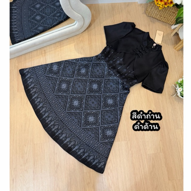 บ1 - เดรสลายไทยคอจีนแขนสั้น**ดุมจีน3เม็ด** สีดำถ่านดำด้าน