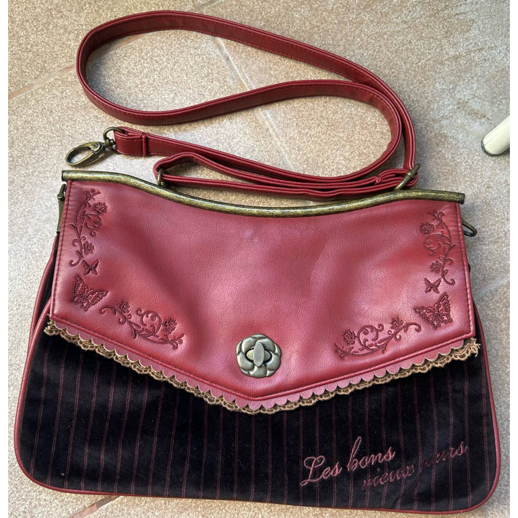 กระเป๋าสะพายแบรนด์แท้💯AXES FEMME