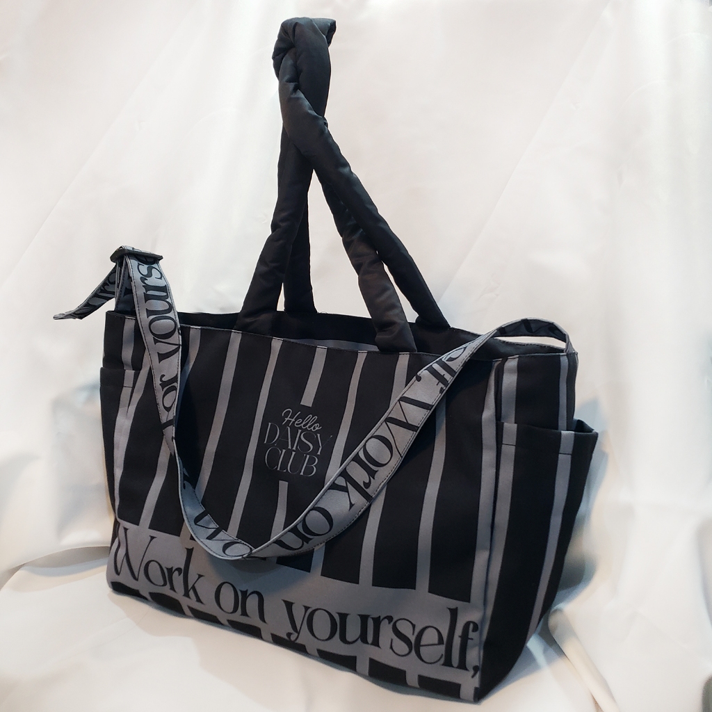 [พร้อมส่ง] Hello Daisy- Black collection  กระเป๋าสะพายไหล่สีดำ - เทา Work on yourself for yourself.
