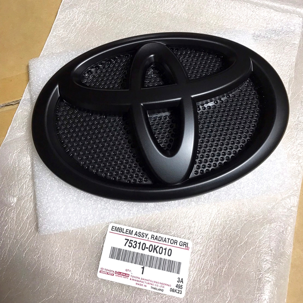 แท้ศูนย์ โลโก้หน้ากระจัง TOYOTA HILUX REVO โตโยต้า ไฮลักซ์ รีโว่ 2015-2019 สีดำด้าน 75310-0K010