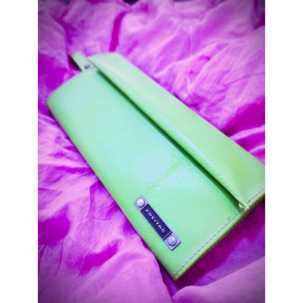 พร้อมส่ง - กระเป๋าสตางค์  Freitag - R304 Woodhull สี เขียว / ทรงยาว /  RARE ป้ายเหล็ก สภาพดี - ของแท