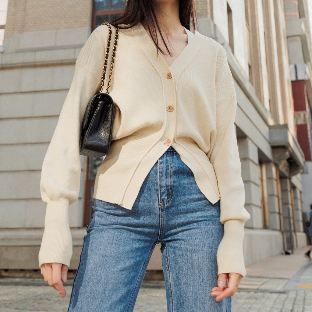 Aliotte - Evora Cardigan เสื้อคาร์ดิแกนคอวี ดีเทลกระดุมด้านหน้า