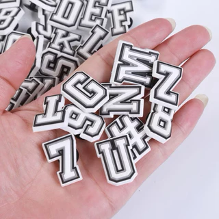 🔥พร้อมส่ง🔥 ตัวติดรองเท้า ตัวอักษร A-Z ตัวเลข 0-9 ตัวอักษรขาวดำ งาน PVC สำหรับตกแต่งรองเท้าหัวโต ติดง่าย (ราคาต่อ 1 ชิ้น)