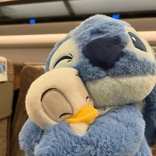 พร้อมส่ง🧸ตุ๊กตาของเล่น น่ารักและนุ่มนวล Stitch Hug Duck Doll ตุ๊กตา เหมาะกับของขวัญวันเกิด สําหรับเด็กหมอนตุ๊กตาของขวัญ