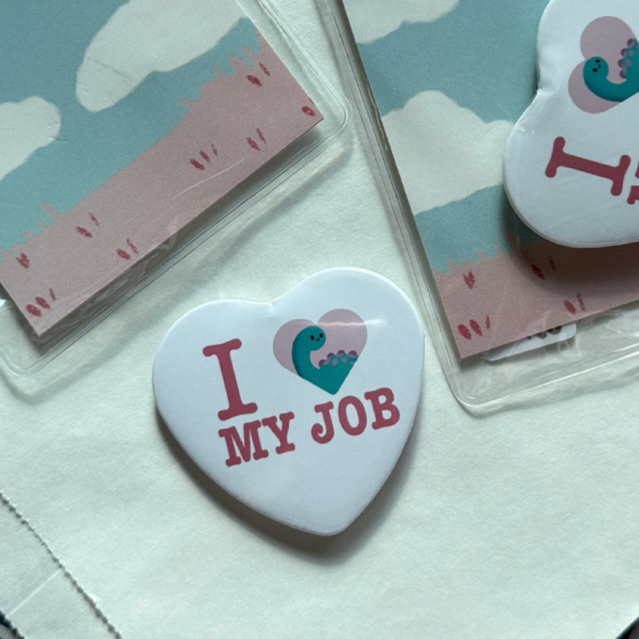 I love my job heart pin | เข็มกลัดของคนรักงาน