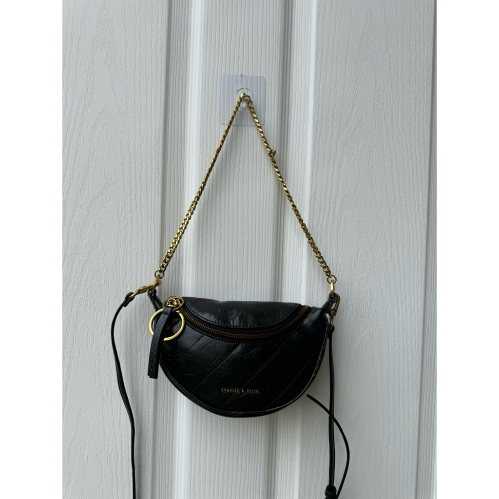 กระเป๋า CHALES & KEITH (สภาพตามรูป)ใบนี้สวยมาก แต่มีรอย นิดนึง