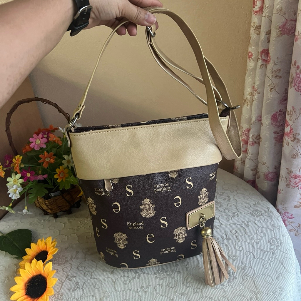 England se.scots แท้💯 สะพายข้างทรงถัง สภาพดีสวยลายชัดซับไม่สะอาดขนาด 8 นิ้วกว้าง 4 นิ้วสูง 9 นิ้ว 45