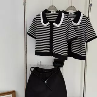 SISSY : เสื้อแขนสั้น (XS-XXL) คอบัวแต่งขอบลูกไม้ 2 ชั้น ลายขวางกระดุมหน้า ปักอะไหล่เงิน ผ้าถัก cotton