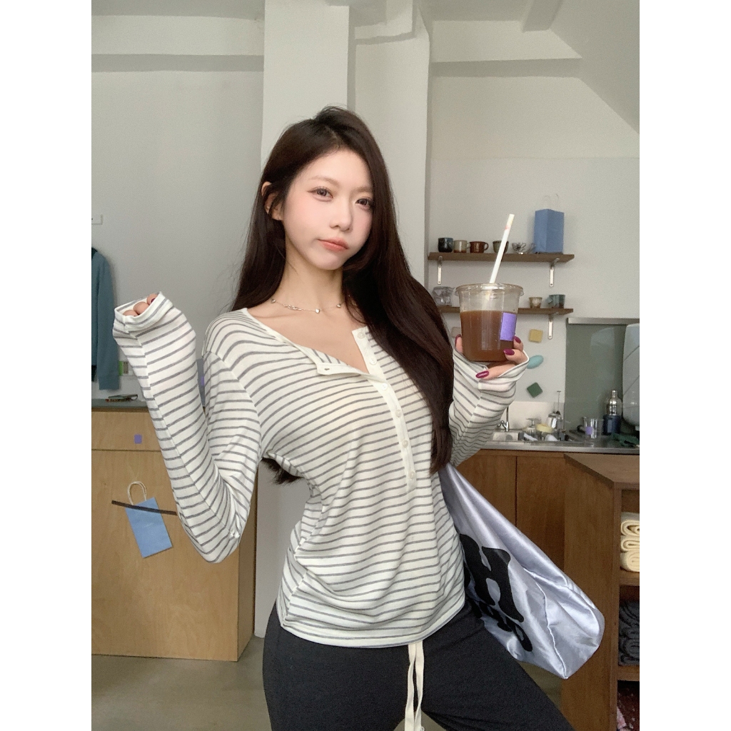 เสื้อยืดแขนยาว เสื้อยืดผู้หญิง ทั้งหมด4สี ทรงเข้ารูป คอกลม ใส่กับอะไรก็เริ่ด #020420