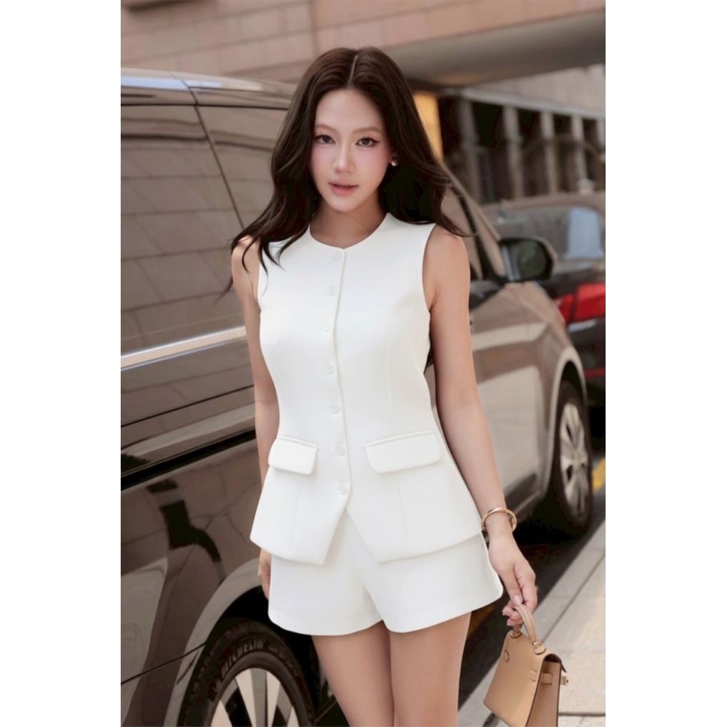 French Korea ชุดSet เสื้อสูทแขนกุดกระดุมหน้า+กางเกงขาสั้นเข้าชุด สีขาว ใส่ทำงาน สวยหรูทันสมัย Wideli