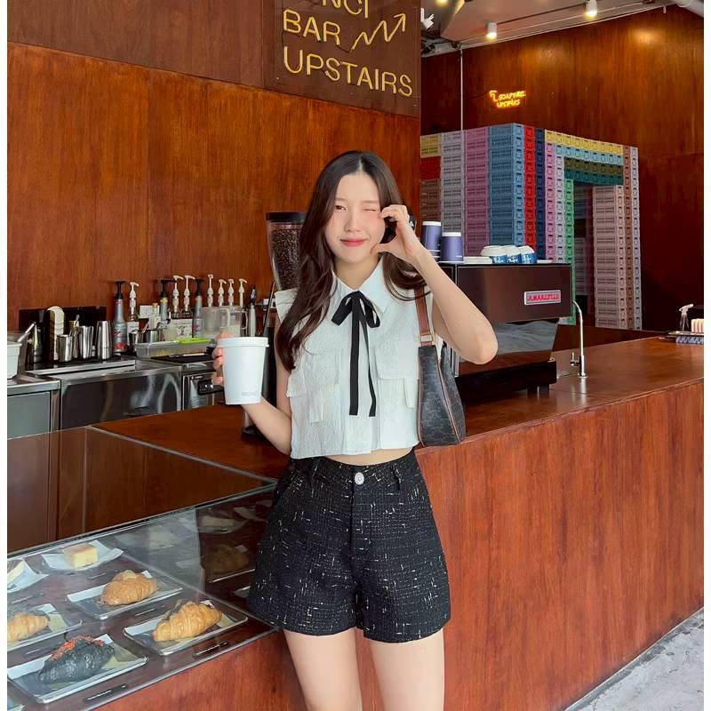 ส่งต่อ ร้าน Everymay.shop เสื้อเชิ้ตครอปแขนกุด Gigi Shirt - 👀 ที่มาพร้อมกับโบว์ผูกก สีขาว /เหลือง