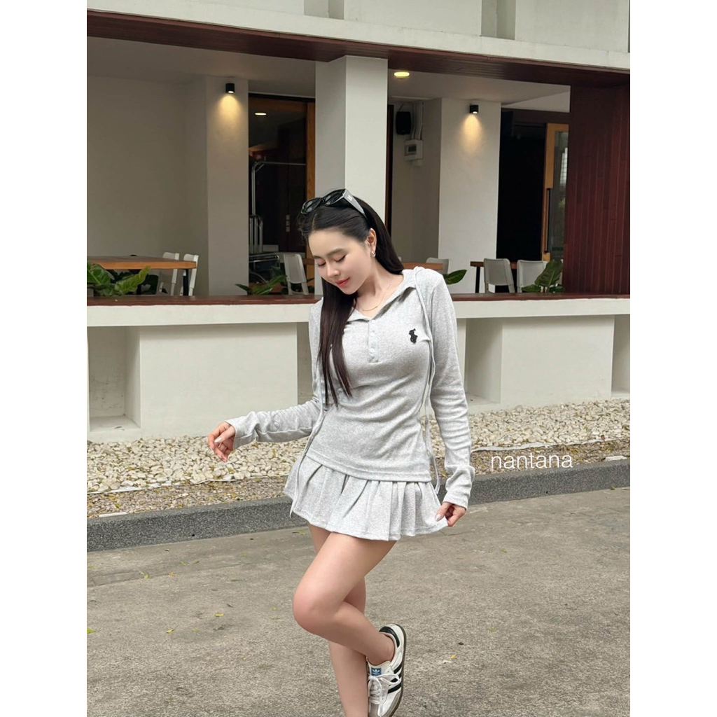 setโปโลแขนยาวมีฮู้ด+กางเกงกระโปรง ผ้านิ่มๆ เรียบๆแต่ดีเทลน่ารักมากกก