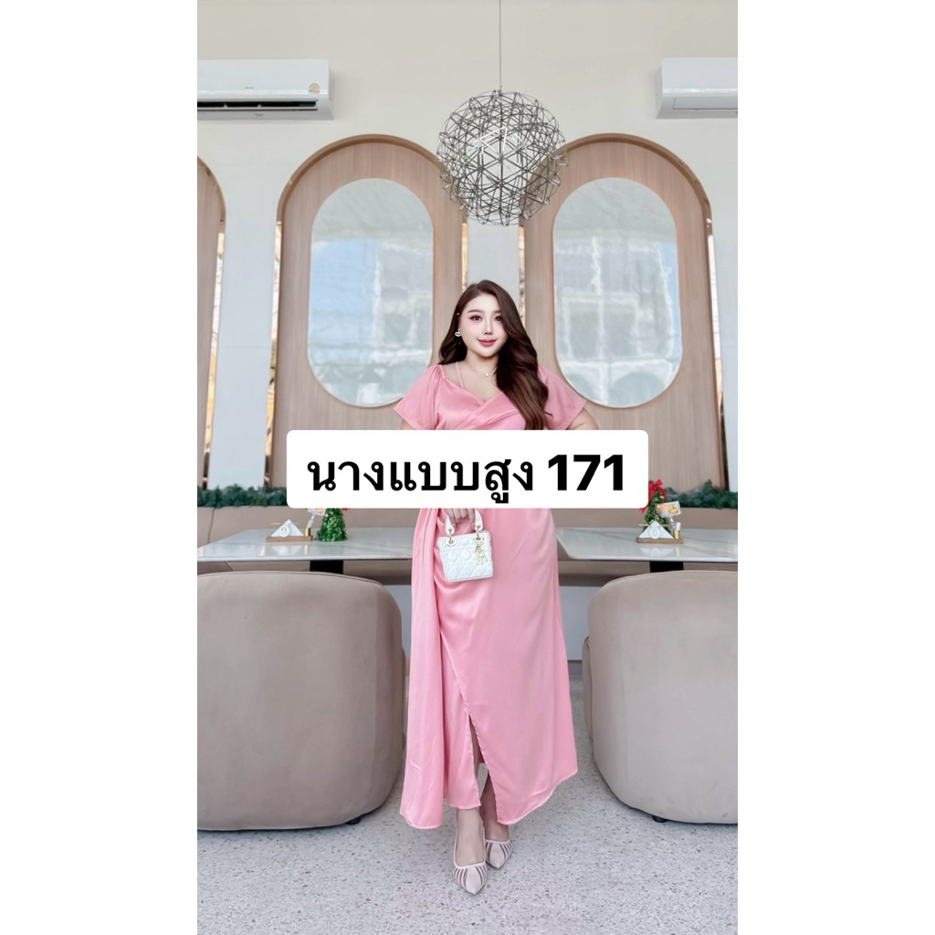 n แม็กซี่เดรส ผ้าซาร่า ทรงสายเดี่ยวไขว้อกปาดไหล่ แขนสั้น ต่อกระโปรงยาวมีระบายด้านข้าง ซิปหลัง - รูปที่ 2