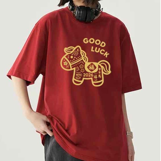 aililai1688 เสื้อยืด สีแดง แขนสั้น คอกลม ลายสกรีนสวมใส่ช่วงปีใหม่ ไซส์ S-3XL พร้อมส่งแล้ววันนี้