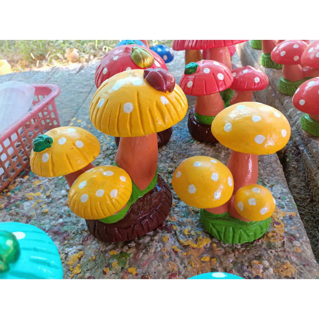ปูนปั้นรูปเห็ดเซ็ตคู่สีสันสวยงาม แต่งบ้านแต่งสวนประดับสถานที่