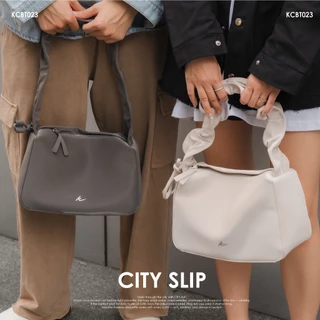 KIM&CO. ORIGINAL – CITY SLIP (KCBT023) กระเป๋าสะพายมินิมอลสำหรับชีวิตในเมือง กันน้ำ เบา คงรูปสวย สายรูดปรับได้