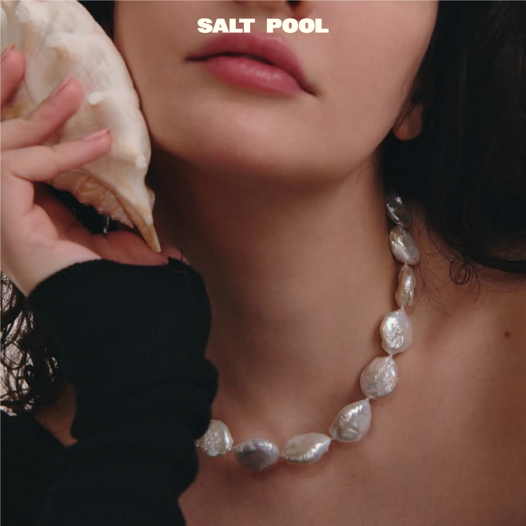 SALT POOL Porcelain Necklace สร้อยคอมุก Baroque ธรรมชาติ ผูกร้อยด้วยเชือกอย่างประณีตโดยช่างฝีมือ