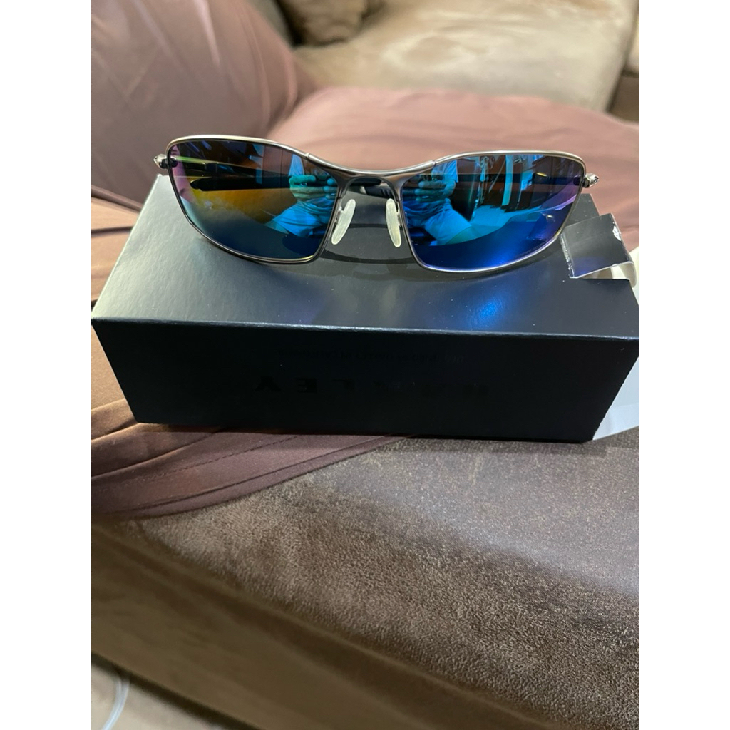 แว่นตากันแดดOakley ของแท้100%ใส่น้อยมากกล่องใบครบ*มือสอง สภาพ97%