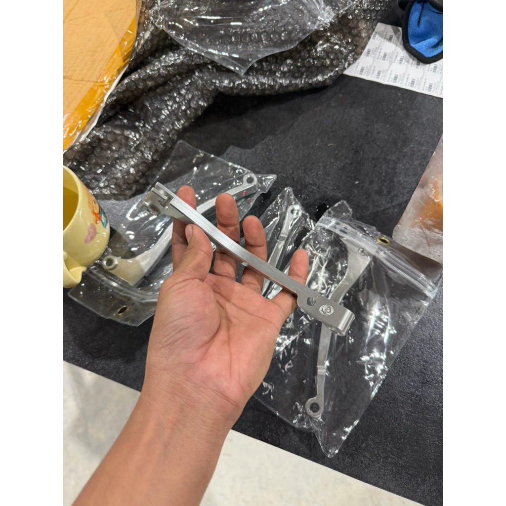 มือครัช  ดูฮาน มีโลโก้ ตัว c  งาน cnc ใส่หูครัชโซนิค แดช เดิมได้ w110-125  (msxไม่ได้) มือครัช cnc (TAP00958)