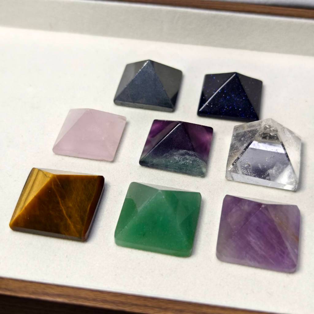 ปิรามิดหินธรรมชาติรวม (Natural Crystal Pyramid) 27-32 มม.