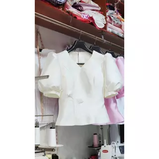 เสื้อผ้าไหมอิตาลี คอวีเเขนตุ๊กตา ตกเเต่งดอกไม้เป็นทูโทน เสื้อยาว 21-22 นิ้ว ดีไซน์หรูหรา 5 สี ชมพูอมม่วง ขาว ครีมงา ดำ เ