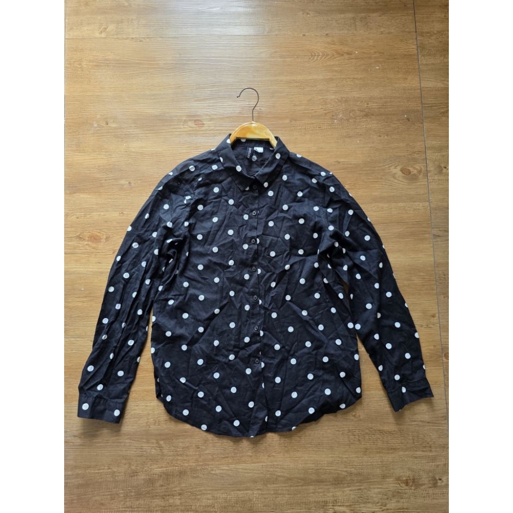DIVIDCD H&M เสื้อเชิ้ตสีดำจุดขาวผ้าบางใส่สบายคอปกกระดุมหน้าแขนยาวไซส์(8P)อก40ยาว27.5(งานมือสอง)34