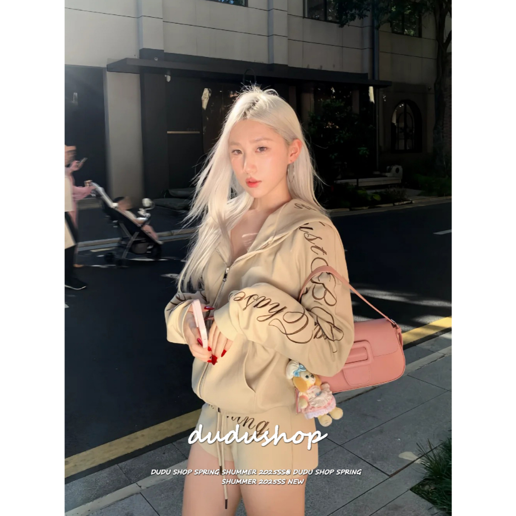 [Trendy lettering, casual two-piece set]ผู้หญิงสไตล์อเมริกันสบาย ๆ ซิปตัวอักษรเสื้อและกางเกงขาสั้นเทรนด์