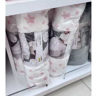 พร้อมส่ง ผ้าห่ม/ผ้าปูโต๊ะ ลายดาว สีชมพู Daiso 🇰🇷ขนาด 200x120…
