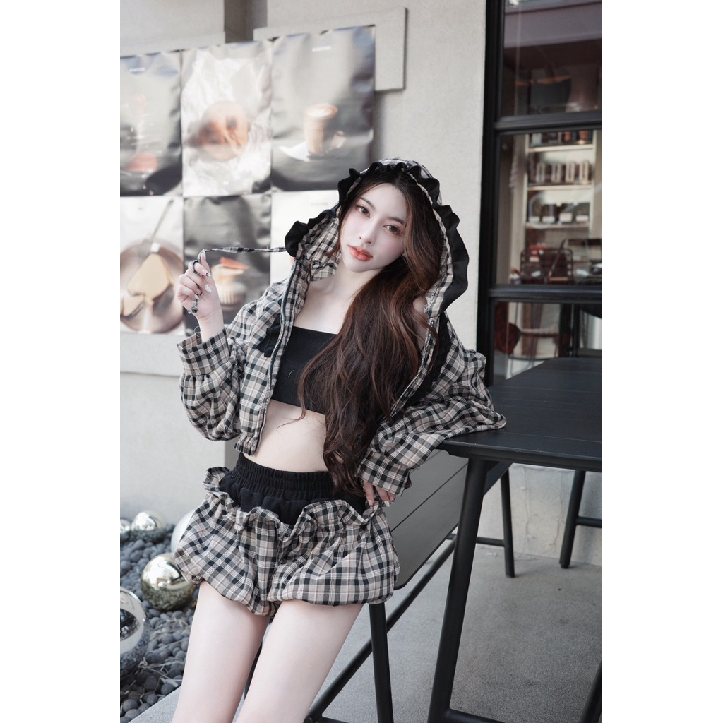 เกาหลีเกาใจได้4ชิ้นเลยค่า เสื้อฮู้ดแต่งระบายมีสายเดี่ยวแยกให้ ใส่ได้หลายแบบพร้อมกางเกงบอลลูนซับในอย่