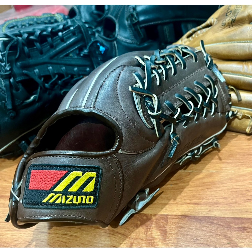 Baseball and Softball Glove Use Mizuno 12"