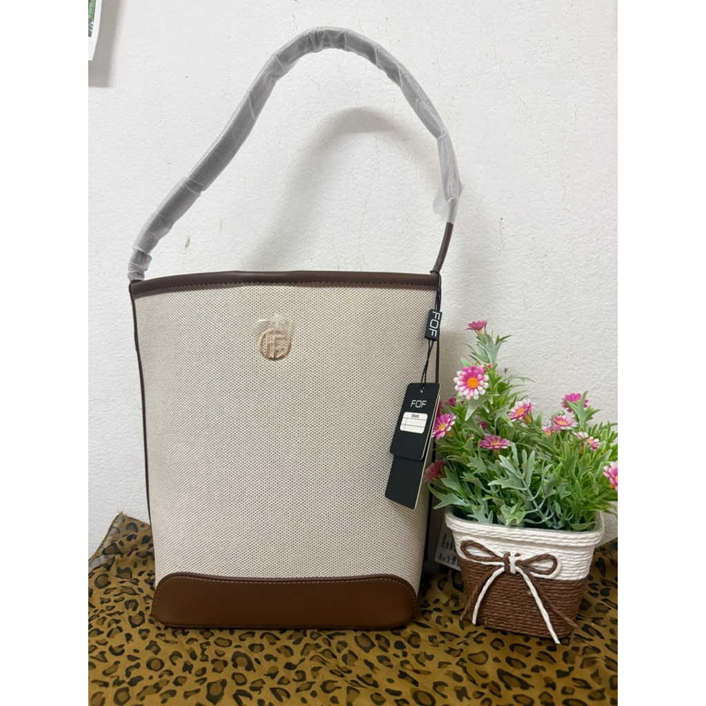 FOF กระเป๋าแฟชั่น รุ่น FOFW2509N01WHM สีขาว ทรงถัง ผ้าแคนวาส ทนทาน ดีไซน์ทันสมัย ใช้งานได้หลากหลาย ส