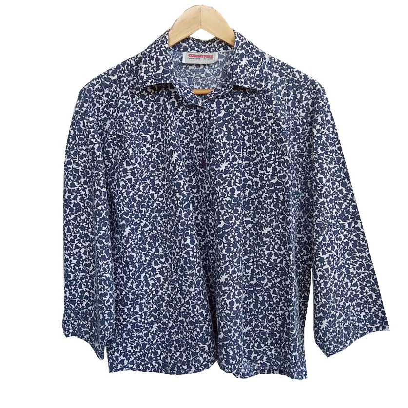 pa278 เสื้อมือสอง อก 46-48 นิ้ว คอปก ผ้าไม่ยืดสีขาวหม่น ลายใบไม้สีน้ำเงิน แขน 4 ส่วน