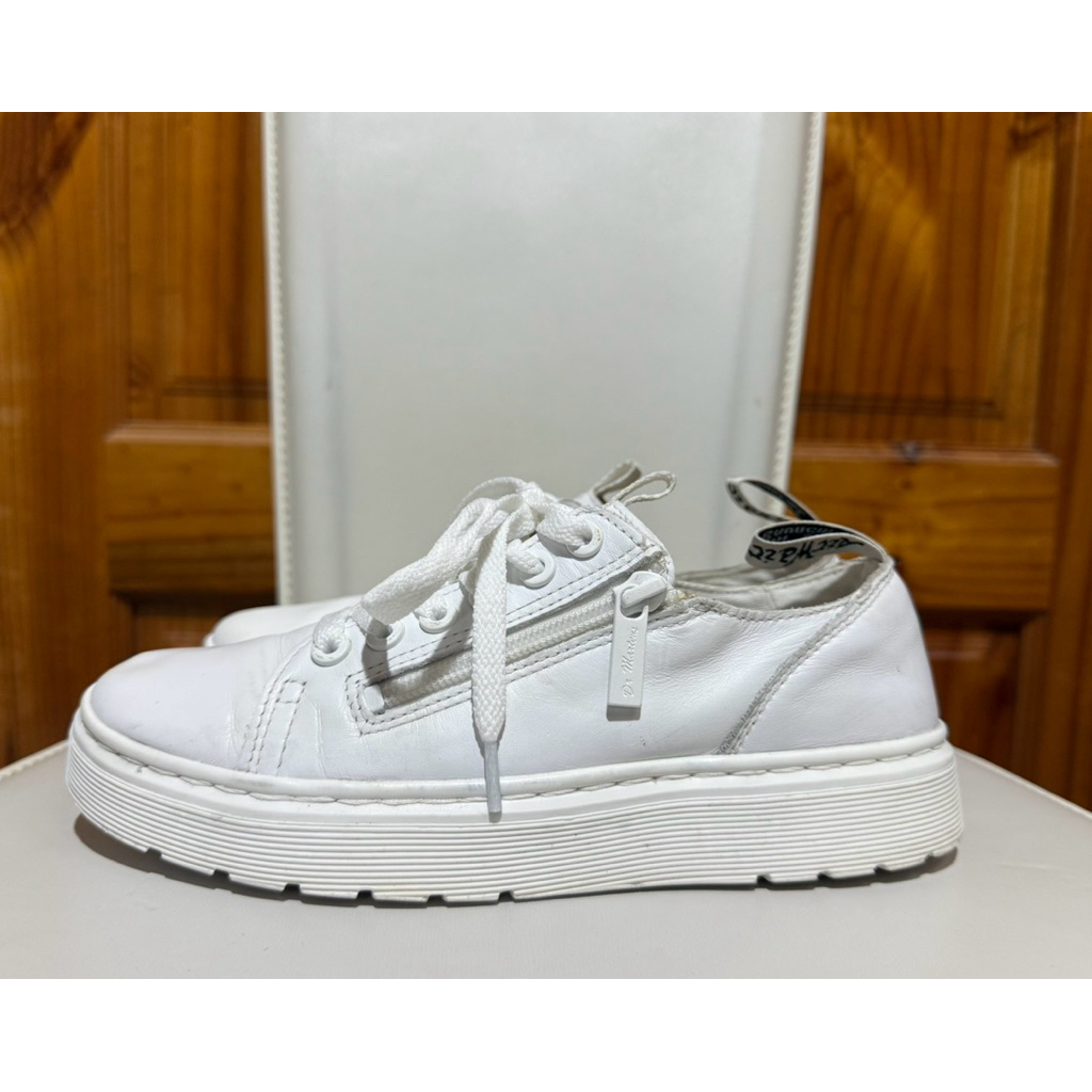 รองเท้าผ้าใบหนัง Dr.Martens