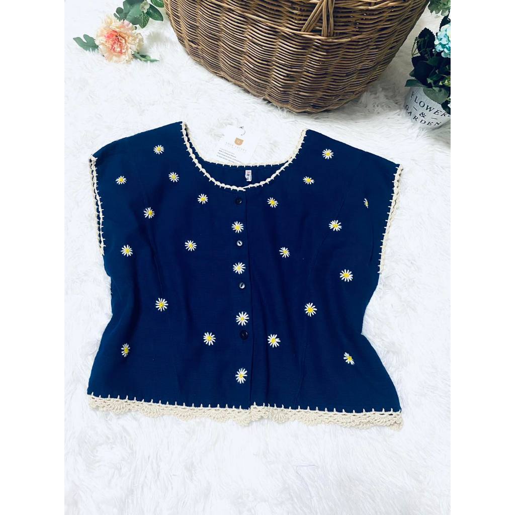 เสื้อผ้าฝ้ายปักมือลายสวยๆ ถักโครเชต์รอบตัว มีอก 36" ถึง 40"  ผ้าฝ้ายเนื้อดี ผ้านุ่ม สวมใส่สบาย