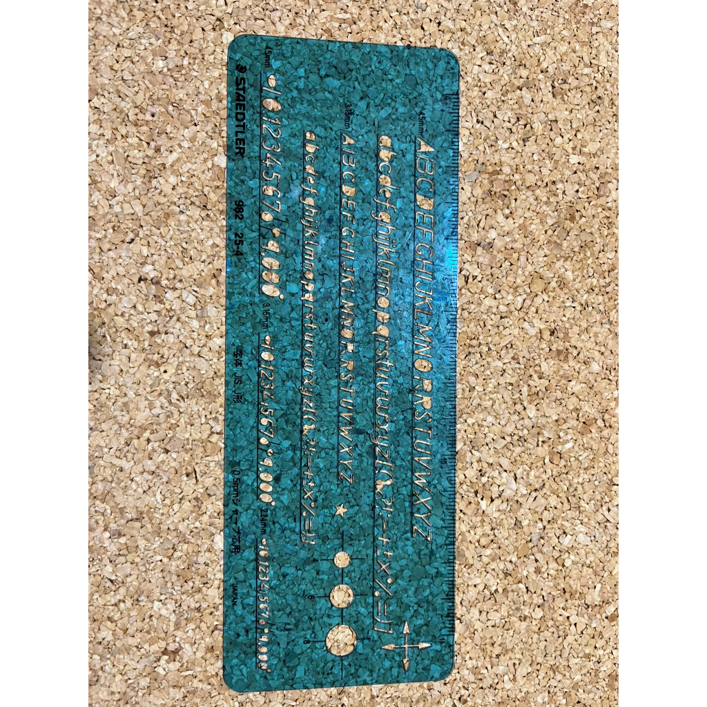 แผ่น Staedtler Template แผ่นเขียนแบบ ตัวอักษร ตัวเลข สัญลักษณ์ 982 25-4 (มือสอง)