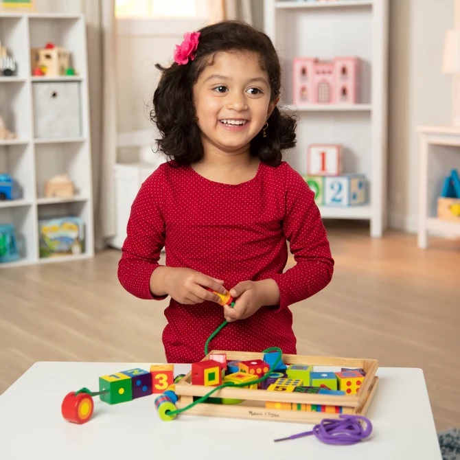 Melissa & Doug خرز لضم بالأشكال والألوان والأرقام — صورة 6