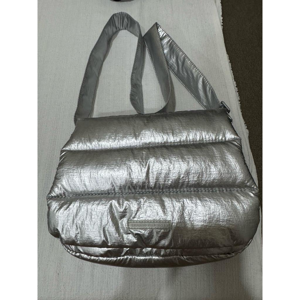 (มือสอง) Beyond The Vines (Metallic Poofy Bag)
